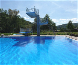 Sprungturm mit 1-, 3- und 5-Meter-Brett